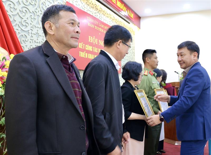 Đồng chí Bùi Thắng - Ủy viên Ban Thường vụ, Trưởng Ban Tuyên giáo Tỉnh ủy trao giấy khen cho các tập thể có thành tích xuất sắc.