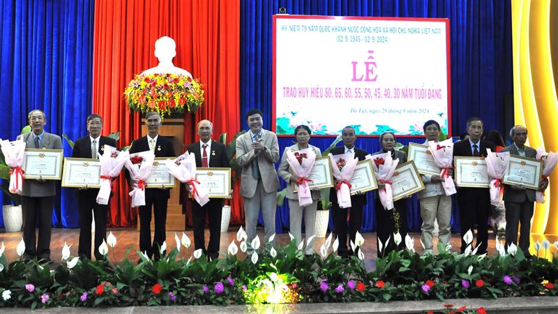 Bí thư Thành ủy Đà Lạt Đặng Đức Hiệp trao Huy hiệu Đảng cho các đảng viên.
