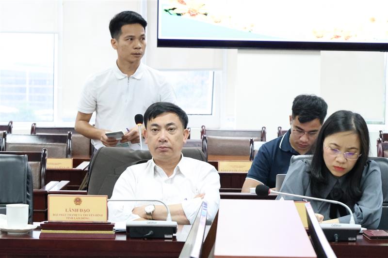 Nhà báo đặt câu hỏi tại hội nghị