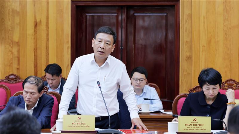 Đồng chí Bùi Thắng - Phó Bí thư Tỉnh uỷ  đề nghị UBND tỉnh quan tâm hơn nữa trong việc xử lý các điểm nghẽn. Chỉ đạo thúc đẩy các sở ngành, cấp huyện giải quyết khẩn trương các vấn đề thuộc thẩm quyền, trước khi chuyển sang mô hình tổ chức bộ máy cấp xã
