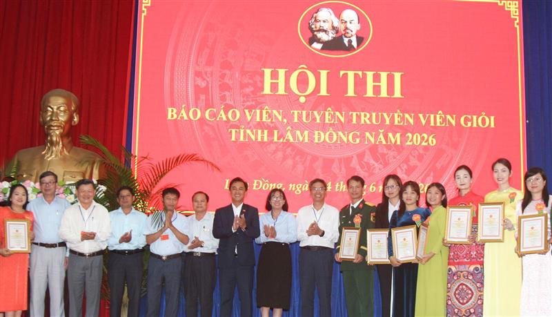 Ban Tổ chức trao giấy chứng nhận tham gia hội thi cho các thí sinh