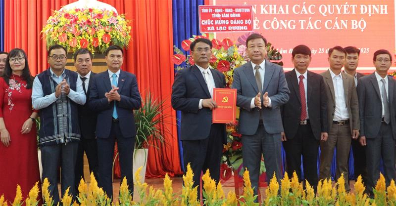 Đồng chí Bùi Thắng - Phó Bí thư Tỉnh ủy, kiêm Trưởng Ban Tổ chức Tỉnh uỷ trao quyết định về công tác cán bộ tại xã Lạc Dương 