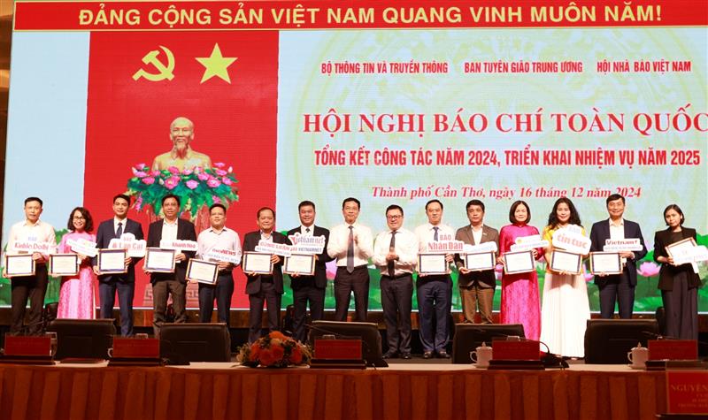 Phó Trưởng Ban Tuyên giáo Trung ương, Tổng Biên tập Báo Nhân Dân, Chủ tịch Hội Nhà báo Việt Nam Lê Quốc Minh trao tặng Giấy chứng nhận đạt mức xuất sắc về trưởng thành chuyển đổi số báo chí năm 2024 cho các cơ quan báo chí