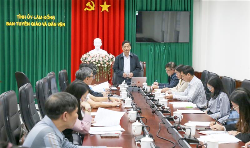 Đồng chí Võ Thanh Bình, Ủy viên Ban Thường vụ Tỉnh ủy, Trưởng Ban Tuyên giáo và Dân vận Tỉnh ủy Lâm Đồng phát biểu tại cuộc họp