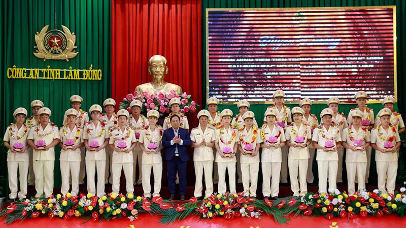 Lãnh đạo tỉnh, Công an tỉnh tuyên dương, trao tặng biểu trưng cho các cá nhân đạt thành tích xuất sắc.