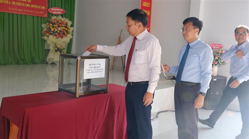 Các đồng chí lãnh đạo tham gia quyên góp ủng hộ Quỹ “Chung tay xoá nhà tạm, nhà dột nát”
