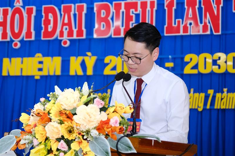 Đại diện Đoàn Chủ tịch trình bày tóm tắt báo cáo chính trị trình Đại hội