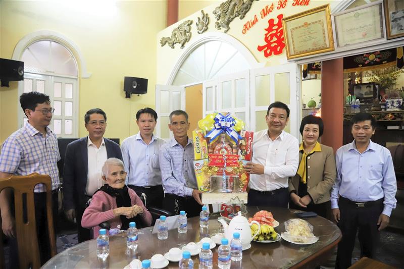 Đồng chí Bùi Thắng cùng đoàn công tác trao tặng quà tri ân gia đình Mẹ Việt Nam Anh hùng Nguyễn Thị Huệ
