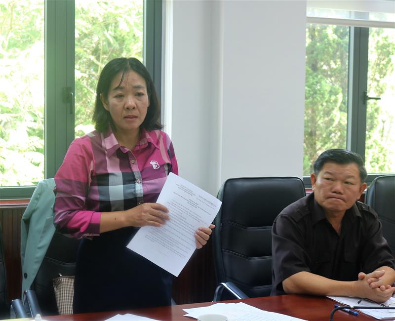 Đ/c Khúc Thị Thoi, Phó Giám đốc Sở Văn hóa - Thể thao và Du lịch, thành viên Ban Tổ chức Hội thi phát biểu ý kiến