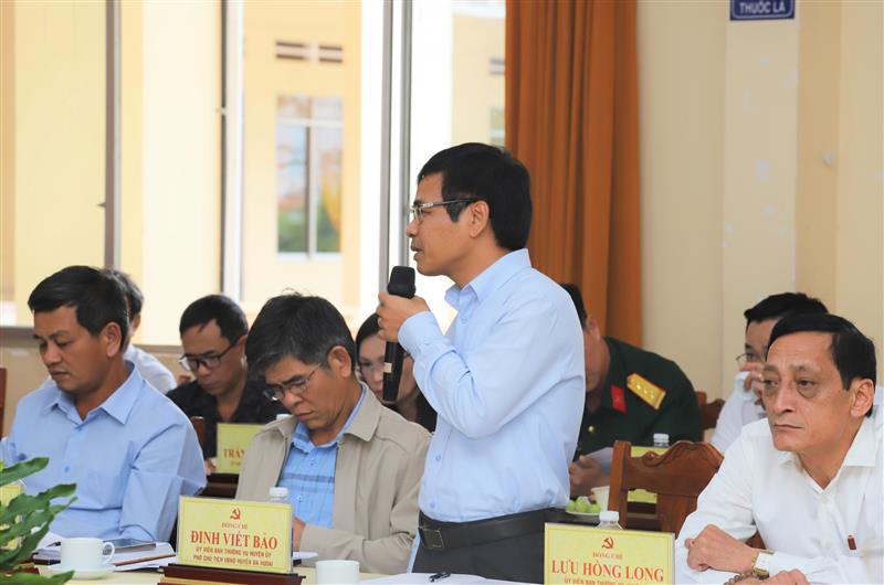 Đồng chí Đinh Viết Bảo - Phó Chủ tịch UBND huyện Đạ Huoai báo cáo tại buổi làm việc