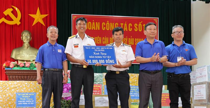 Đoàn công tác tỉnh Lâm Đồng trao bảng biểu trưng tặng 50 triệu đồng cho chiến sĩ đảo Song Tử Tây