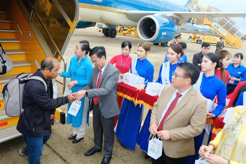Đồng chí Đinh Văn Tuấn, Tỉnh ủy viên, Phó Chủ tịch UBND tỉnh tặng quà cho những hành khách đáp chuyến bay đầu tiên hạ xuống Sân bay Liên Khương
