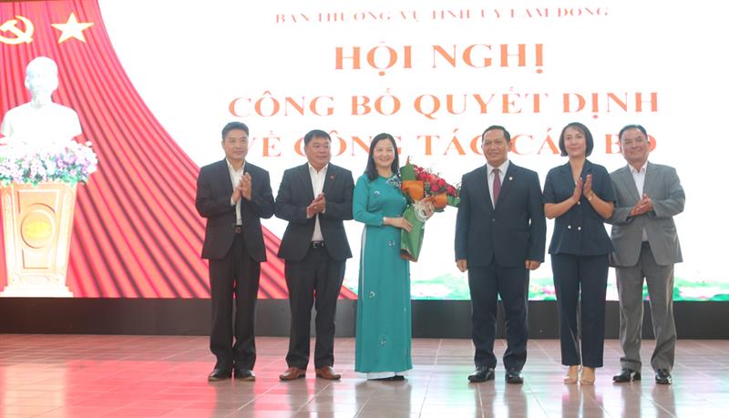Đoàn ĐBQH và HĐND tỉnh tặng hoa chúc mừng đồng chí Trần Thị Chúc Quỳnh.