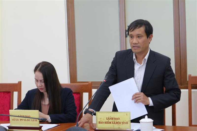 Đại diện lãnh đạo Bảo hiểm Xã hội tỉnh thông tin về kết quả triển khai các chính sách bảo hiểm xã hội trên địa bàn.