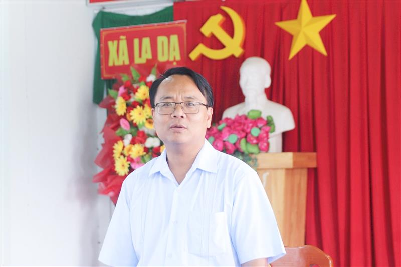 Đồng chí Đặng Hồng Sỹ phát biểu chỉ đạo tại buổi làm việc với xã La Dạ