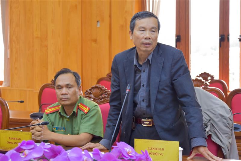 Đại diện lãnh đạo Sở Nội vụ trả lời câu hỏi của phóng viên.