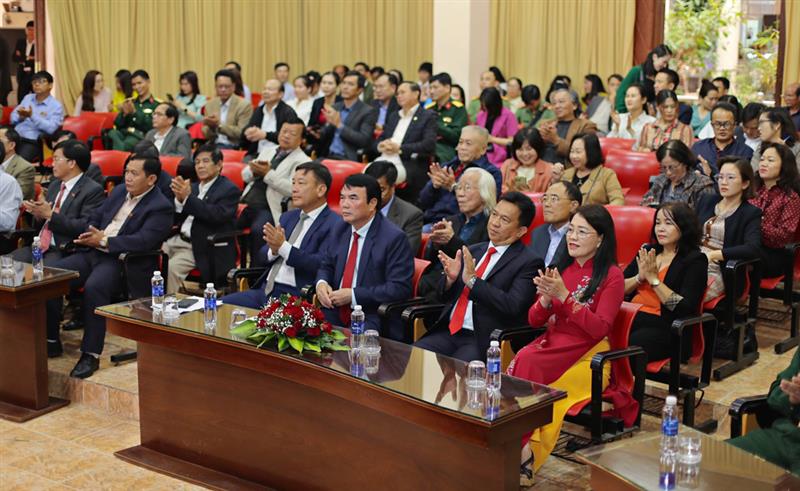 Khen thưởng đột xuất của Chủ tịch Hội Nhà báo tỉnh cho các cá nhân, tập thể có thành tích xuất sắc trong công tác hội.