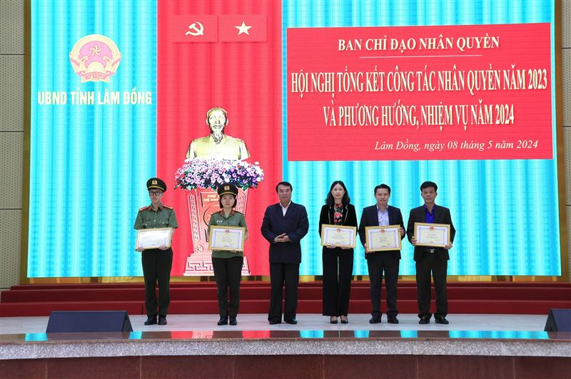 Lãnh đạo tỉnh trao bằng khen cho các cá nhân có thành tích xuất sắc.
