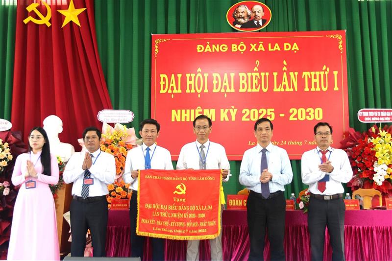 Ban Chấp hành Đảng bộ tỉnh Lâm Đồng tặng Đảng bộ xã La Dạ bức trướng có nội dung: Đoàn kết - Dân chủ - Kỷ cương - Đổi mới- Phát triển