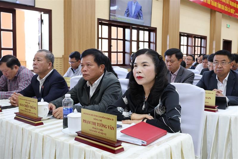 Lãnh đạo các sở, ngành dự hội nghị tại điểm cầu Hội trường Tỉnh ủy