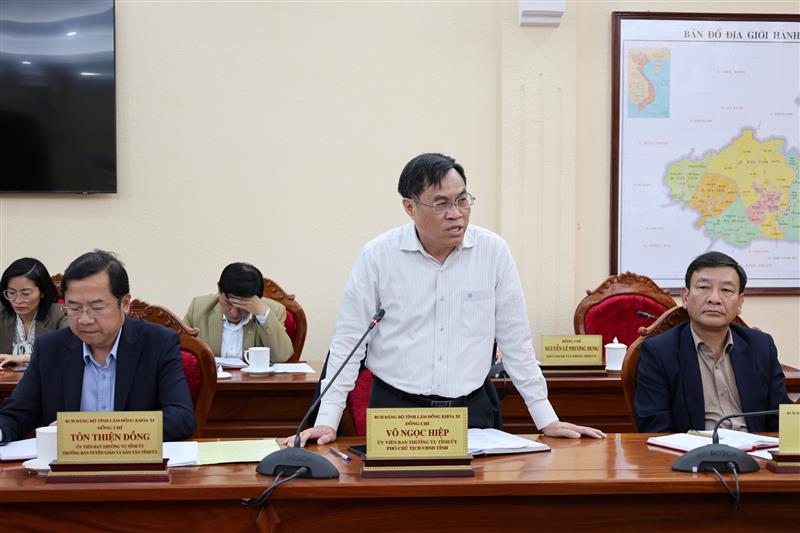 Phó Chủ tịch UBND tỉnh Lâm Đồng Võ Ngọc Hiệp trao đổi tại buổi làm việc