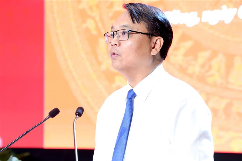 Đồng chí Đặng Hồng Sỹ, Phó Bí thư Thường trực Tỉnh ủy báo cáo sơ kết 1 năm thực hiện mô hình chính quyền địa phương 2 cấp