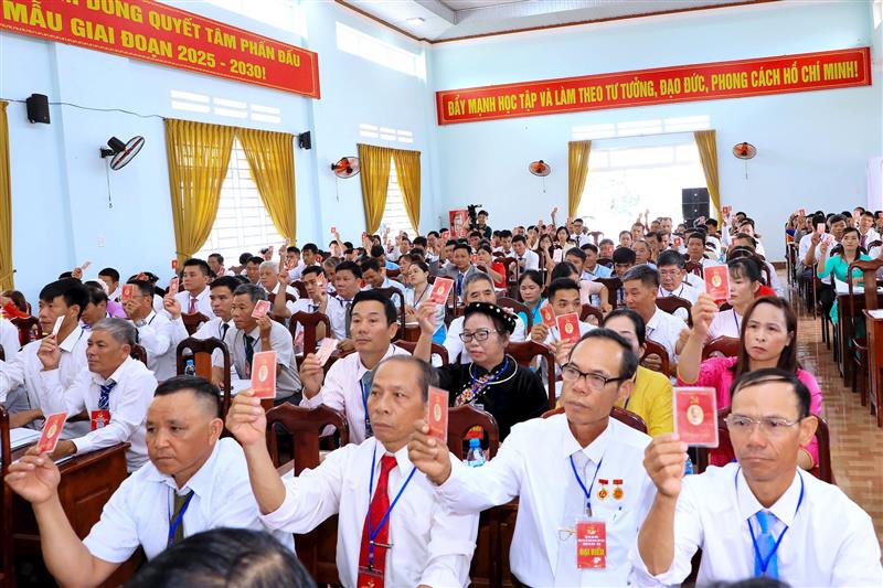 Các đại biểu thống nhất các chỉ tiêu Nghị quyết Đại hội Đảng bộ xã Nam Dong lần thứ I, nhiệm kỳ 2025 - 2030