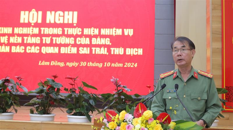 Đại diện Công an tỉnh trao đổi một số kinh nghiệm, kết quả trong lãnh đạo, chỉ đạo thực hiện nhiệm vụ đấu tranh, ngăn chặn, xử lý đối tượng đăng tải tin giả, tin sai sự thật trên internet, mạng xã hội