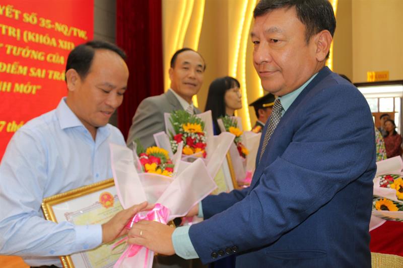 Đồng chí Bùi Thắng - Ủy viên Ban Thường vụ, Trưởng ban Tuyên giáo Tỉnh ủy, Phó Trưởng ban Thường trực Ban Chỉ đạo 35 tỉnh tặng hoa cho các cá nhân.