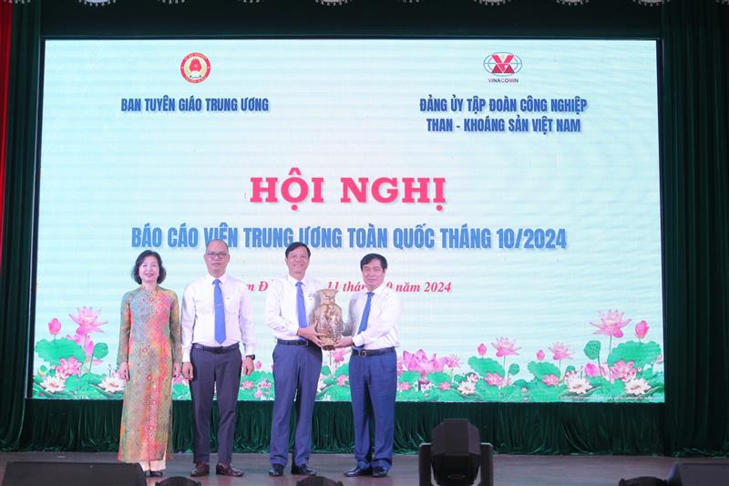 Lãnh đạo Ban Tuyên giáo Trung ương tặng quà Công ty Nhôm Lâm Đồng