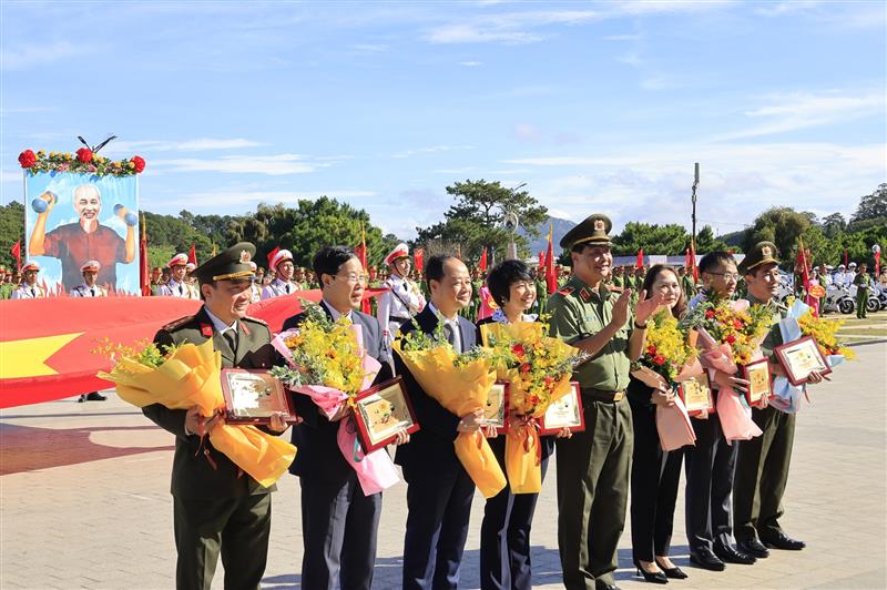 Bộ Công an tặng hoa và biểu trưng cho lãnh đạo tỉnh, Công an tỉnh Lâm Đồng và lãnh đạo thành phố Đà Lạt 