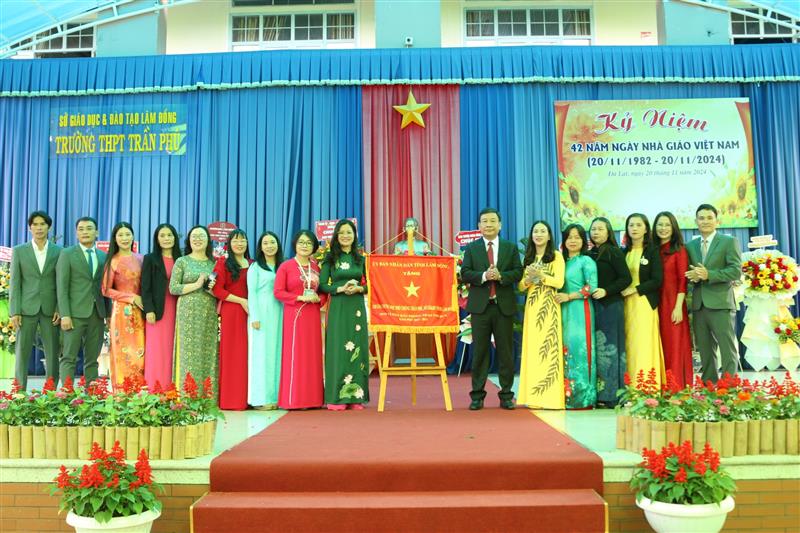 Trưởng Ban Tuyên giáo Tỉnh ủy trao Cờ thi đua đơn vị dẫn đầu và chúc mừng tập thể cán bộ, giáo viên, công nhân viên Trường THPT Trần Phú
