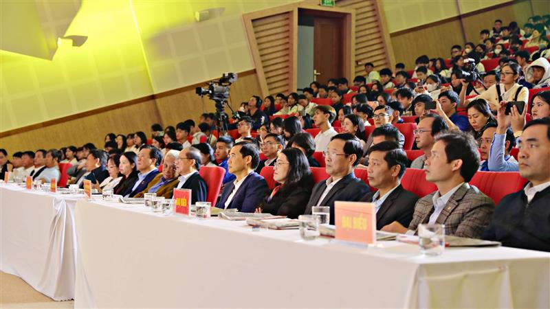 Đồng chí Nguyễn Thái Học trao quà của cá nhân kèm lời chúc mừng viết tay dành tặng cho các tân sinh viên nhận học bổng Tiếp sức đến trường