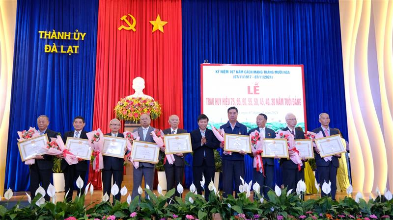 Đồng chí Huỳnh Minh Hải - Phó Trưởng Ban Thường trực Ban Tuyên giáo Tỉnh uỷ trao Huy hiệu 45 năm tuổi Đảng cho các đảng viên