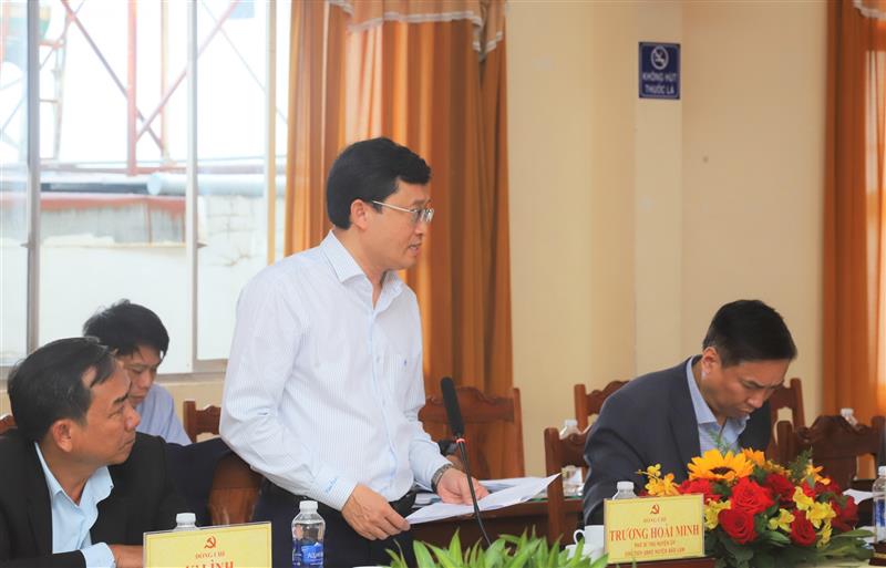 Chủ tịch UBND huyện Bảo Lâm Trương Hoài Minh báo cáo tại buổi làm việc