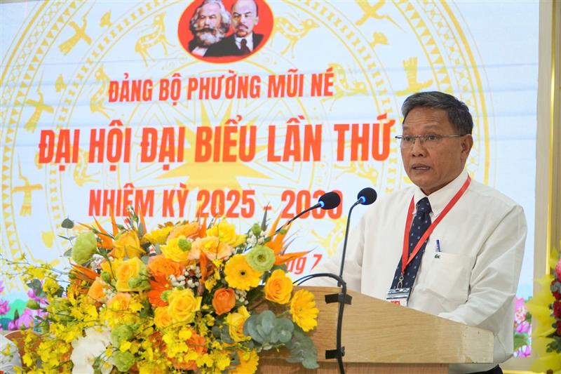 Đồng chí Phạm Văn Nam, UVBTV Tỉnh ủy, Bí thư Đảng ủy, Chủ tịch HĐND phường Mũi Né phát biểu khai mạc Đại hội