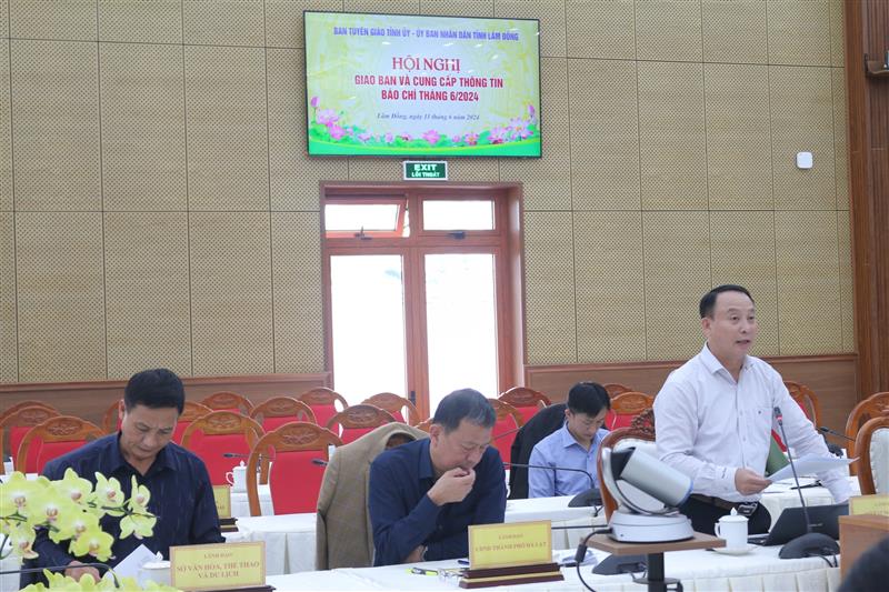 Đại diện lãnh đạo Sở Tài nguyên và Môi trường thông tin về tình hình quản lý của ngành trong 6 tháng đầu năm 2024.