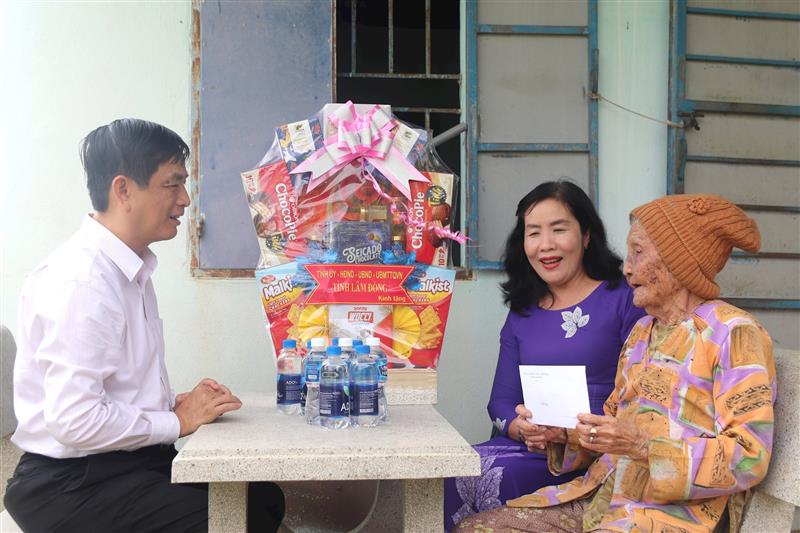 Đồng chí Võ Thanh Bình chúc các Mẹ luôn mạnh khỏe, động viên con cháu tiếp nối truyền thống gia đình