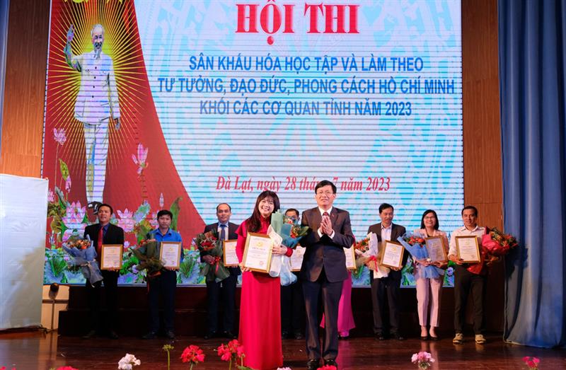 Đội thi số 6 xuất sắc giành giải nhất Hội thi.