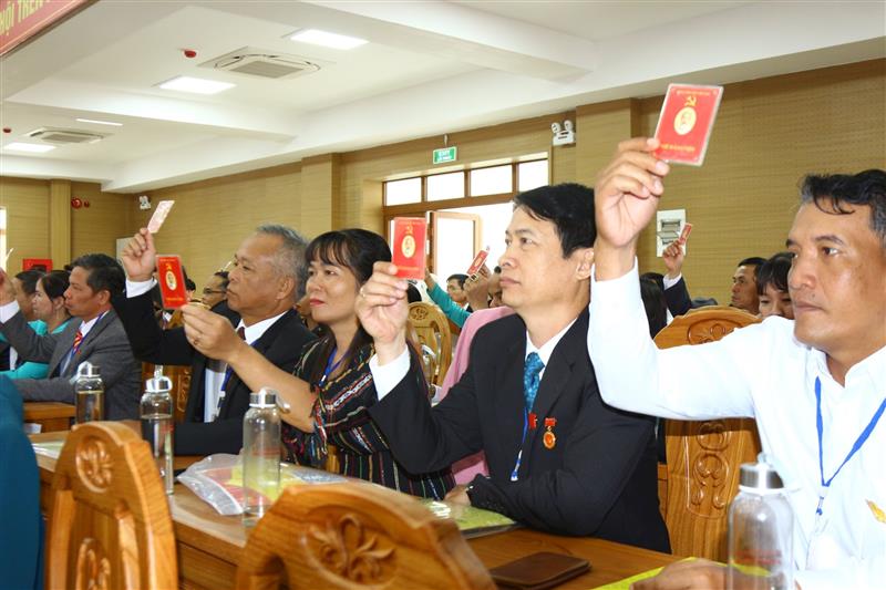 Các đại biểu biểu quyết thông qua Nghị quyết Đại hội đại biểu Đảng bộ, xã nhiệm kỳ 2025 - 2030