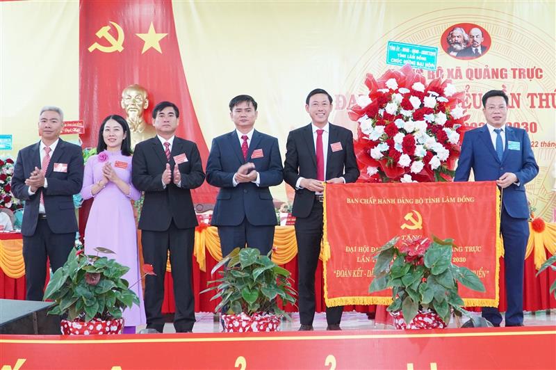 Thay mặt Ban Thường vụ Tỉnh ủy, Phó Bí thư Tỉnh ủy Lưu Văn Trung tặng Đại hội bức trướng mang dòng chữ Đoàn kết - Dân chủ - Kỷ cương - Đột phá - Phát triển