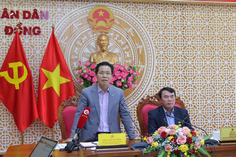 Đồng chí Trần Trung Hiếu – Phó Trưởng Ban Tuyên giáo Tỉnh ủy mời các nhà báo đặt câu hỏi và lãnh đạo các sở, ngành trả lời, cung cấp những thông tin liên quan.