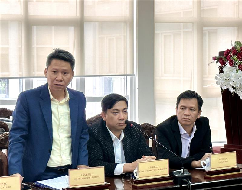 Đại diện lãnh đạo Hội Nhà báo tỉnh thông tin về công tác phối hợp quản lý báo chí và một số hoạt động của Hội, công tác giáo dục đạo đức nghề nghiệp cho hội viên, bảo vệ quyền và lợi ích hợp pháp của hội viên.