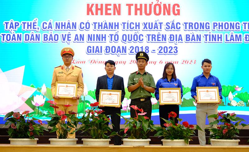 Trao khen thưởng của Giám đốc Công an tỉnh cho các cá nhân có thành tích xuất sắc trong Phong trào “Toàn dân bảo vệ an ninh Tổ quốc” giai đoạn 2018 - 2023.