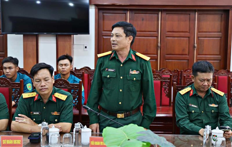 Đại diện lãnh đạo các khối diễu binh, diễu hành tại Trường Quân sự Quân khu 7 cảm ơn đoàn công tác
