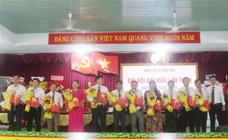 Đại hội tặng quà cho các đồng chí Ủy viên Ban Chấp hành nhiệm kỳ 2020 - 2025 không tái cử
