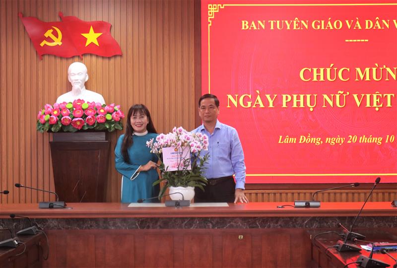 Đ/c Võ Thanh Bình, Ủy viên Ban Thường vụ Tỉnh ủy, Trưởng Ban Tuyên giáo và Dân vận Tỉnh ủy  tặng hoa chúc mừng lãnh đạo nữ cơ quan nhân kỷ niệm 95 năm ngày thành lập Hội Liên hiệp Phụ nữ Việt Nam	