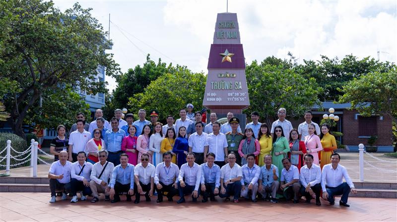 Đoàn công tác tỉnh Lâm Đồng chụp hình lưu niệm tại cột mốc đảo Trường Sa