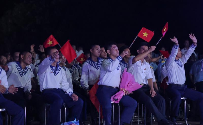 Các chiến sỹ trẻ hào hứng cổ vũ tiết mục văn nghệ tại giao lưu văn hóa văn nghệ trên đảo Trường Sa lớn