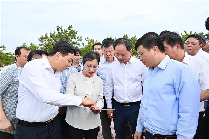 Lãnh đạo tỉnh lắng nghe lãnh đạo sở, ngành tỉnh báo cáo về dự án khu vực Bàu Trắng
